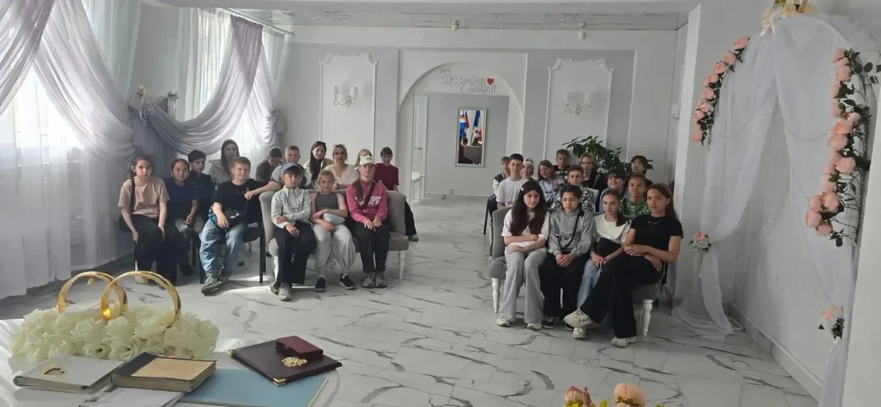 💍 Экскурсия в самое романтичное место города:ДОЛ «Радуга» в гостях у ЗАГСа! 💕🏛️

В преддверии сам