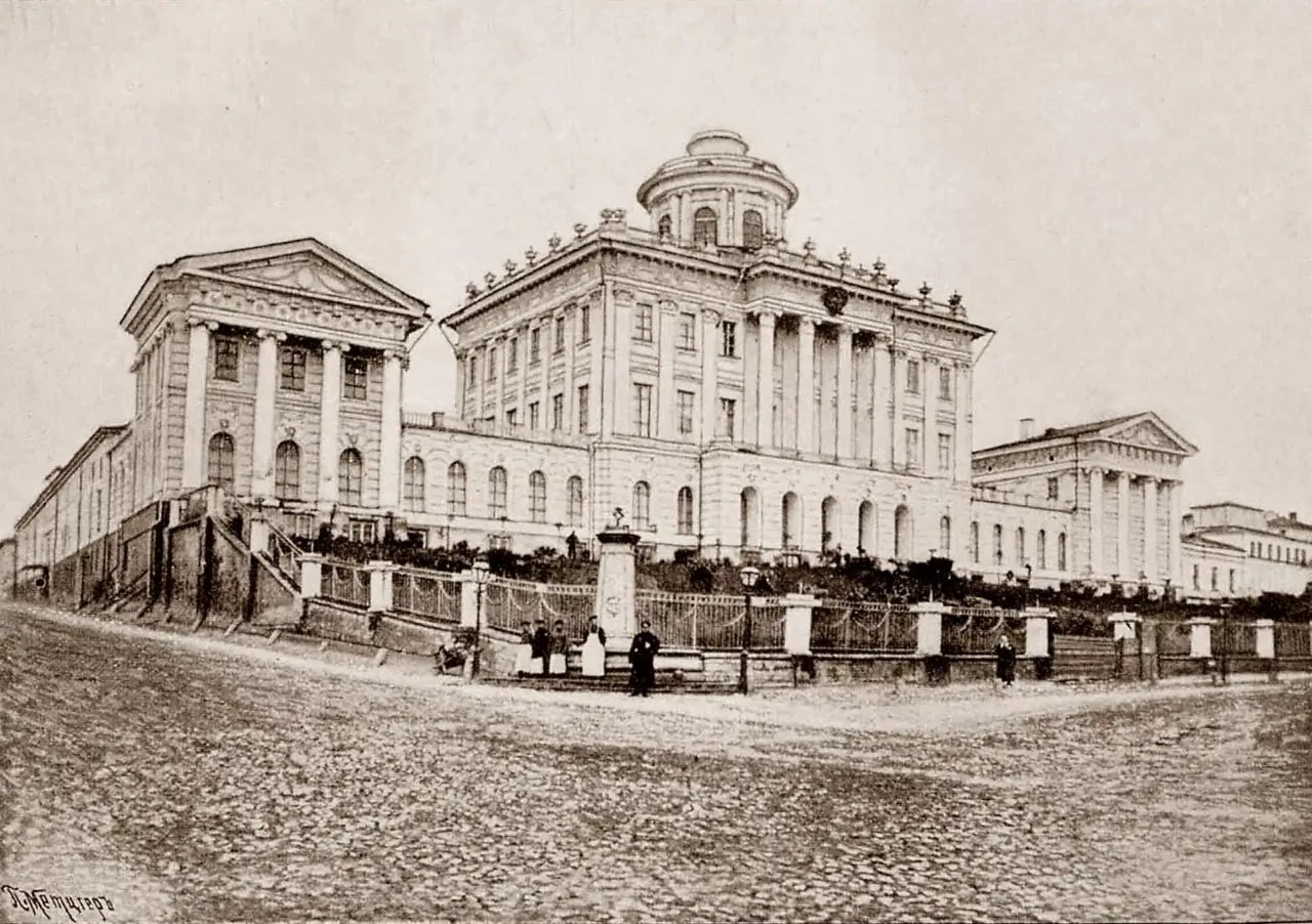 🏛 ДОМ, КОТОРЫЙ СМОТРИТ НА КРЕМЛЬ СВЫСОКА В центре Москвы, на Ваганьковском холме, стоит здание, кото