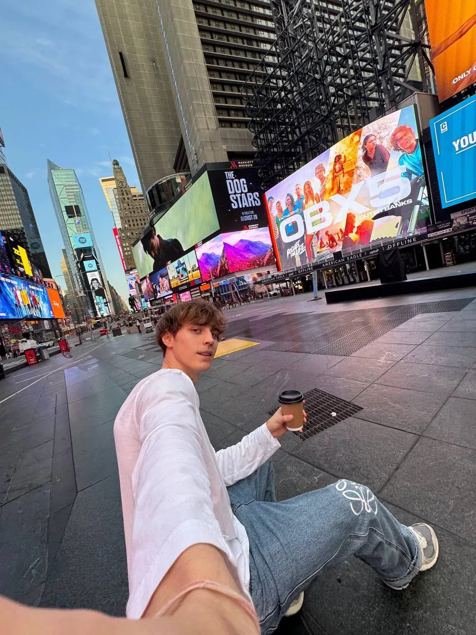 5 утра, а он пьет кофеек на Тайм Сквер ))) ну только он так может 🗽☕️🌇🥰