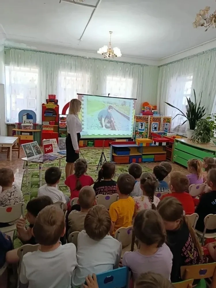 Работники железной дороги Першина С. Г. (из технической библиотеки ст. Моршанск) и  Бук...