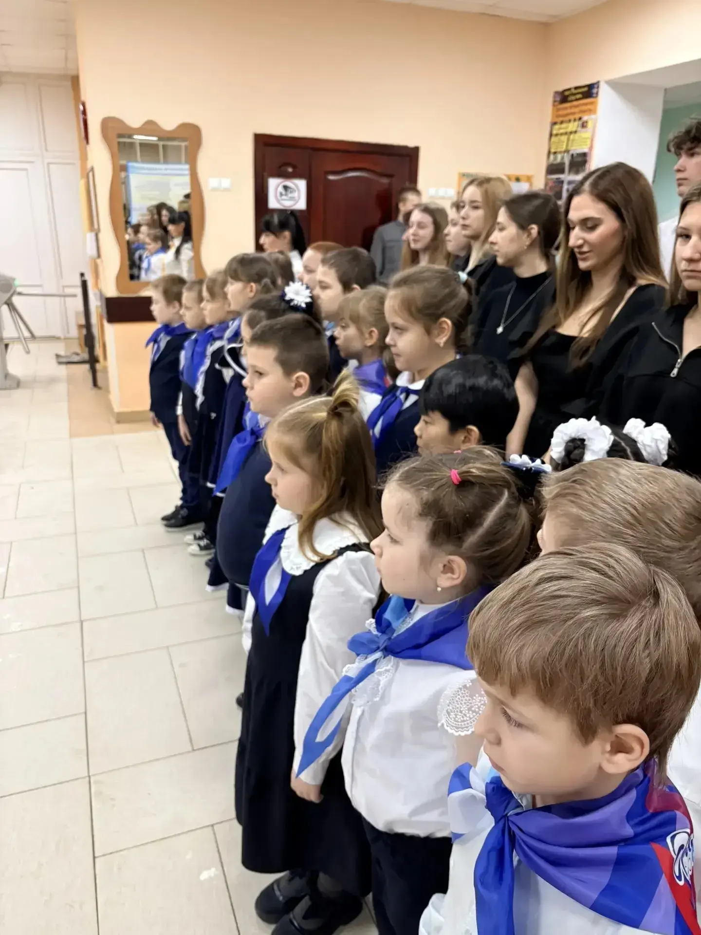 🌟 Утро понедельника в лицее началось ярко и торжественно — с линейки, выноса флага и гимна! 🇷🇺  А по