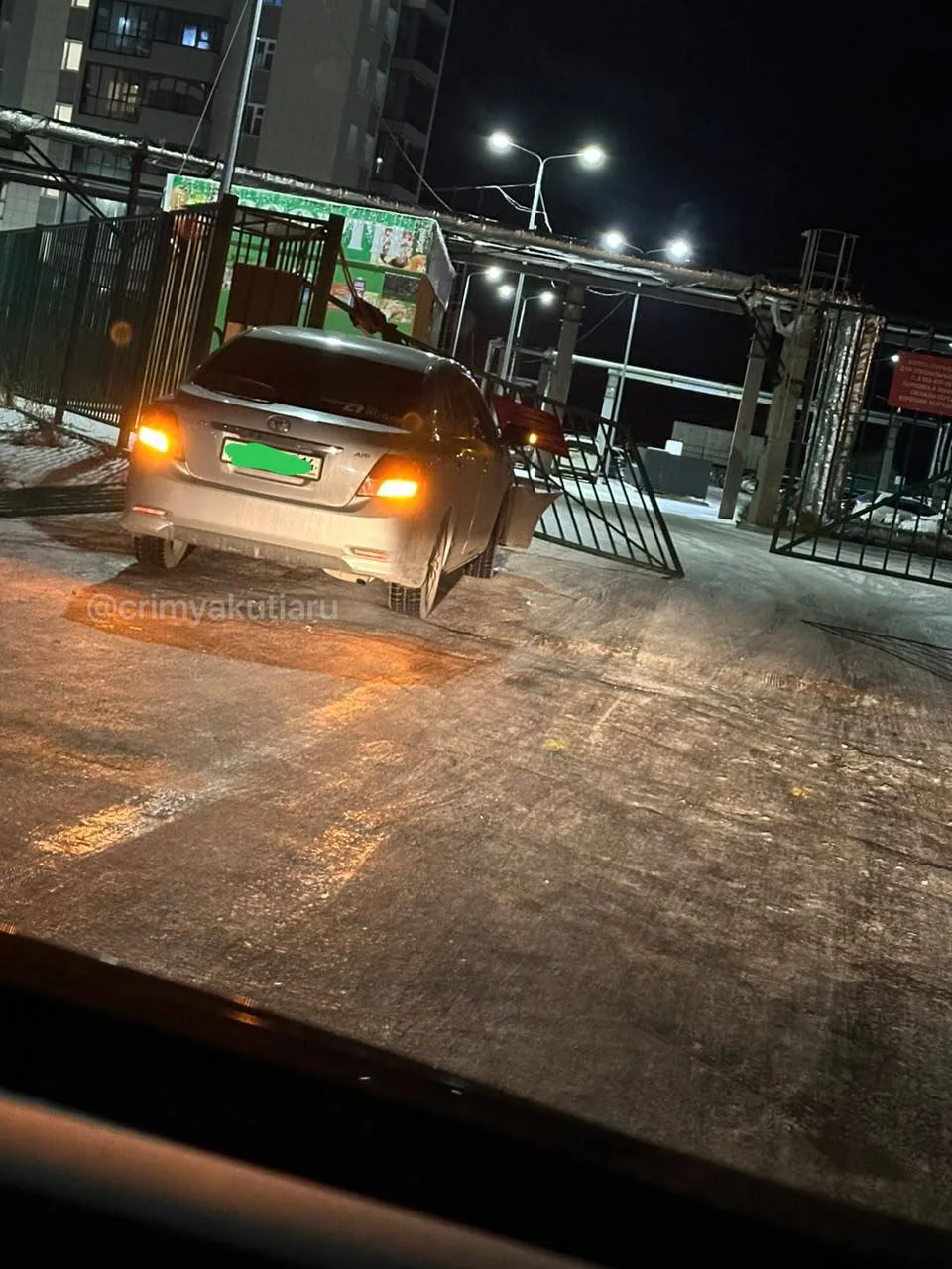 🚗 В Якутске «Тойота Аллион» врезалась в ворота ЖК