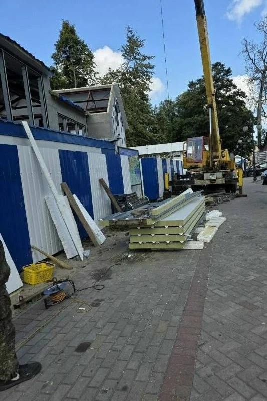 ⚠️ Стройка в Янтарном: люди под стрелой крана и безразличие властей.