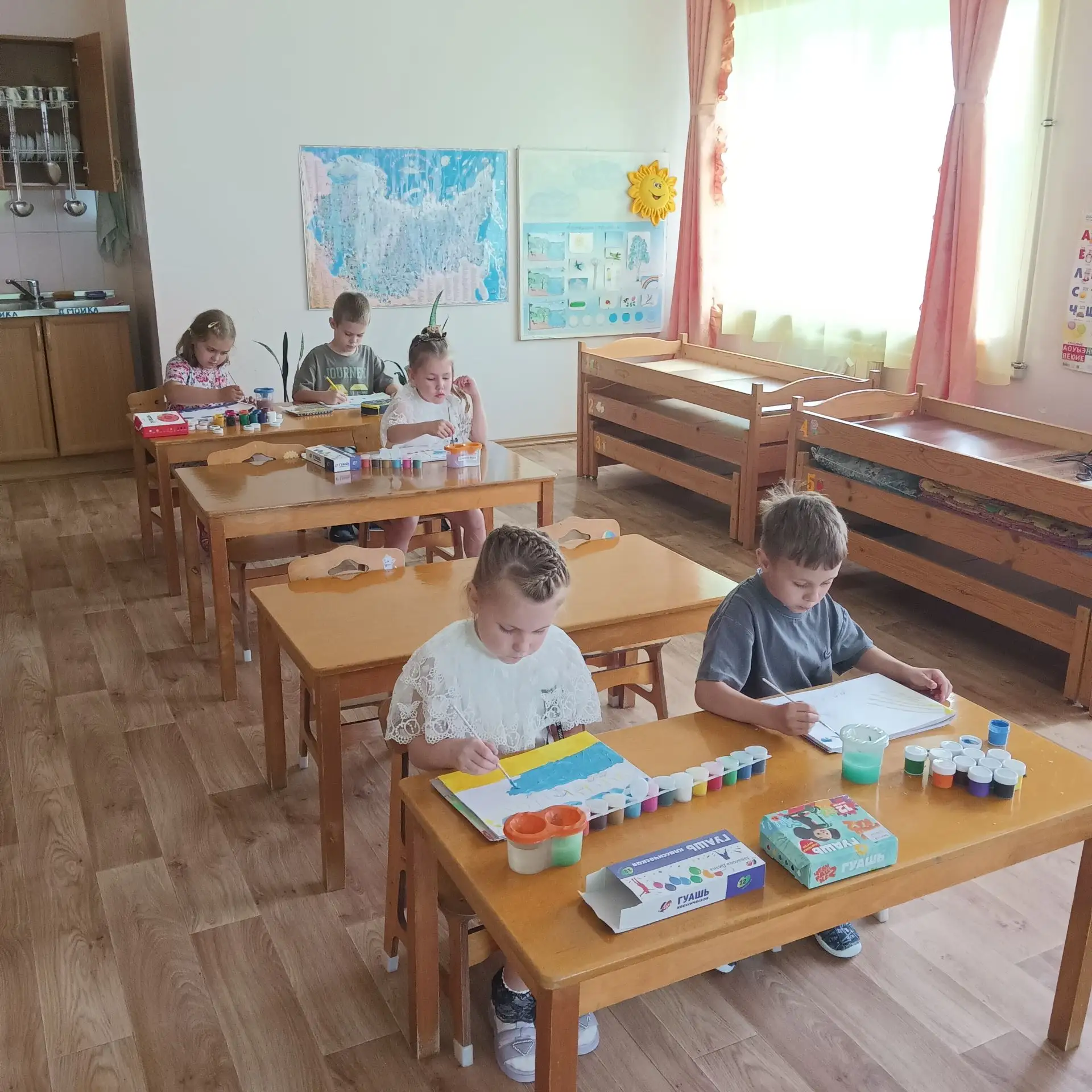 Сегодня в старшей группе прошла продуктивная деятельность - рисование на тему "Моё солн...