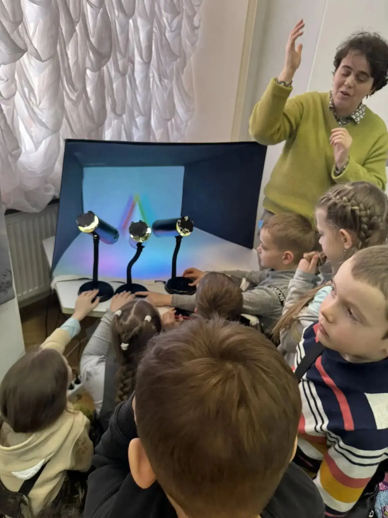 🎨✨ Когда искусство оживает в свете…   Наши первоклассники побывали в «Русском музее» на необычной пр
