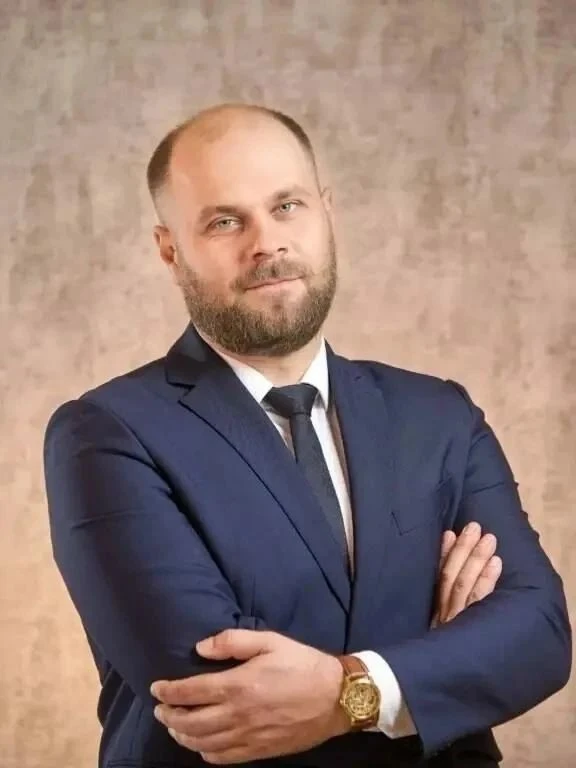 Учитель из Кузбасса стал полуфиналистом пятого сезона телешоу «Классная тема»!🎉

💡Проект иницииров