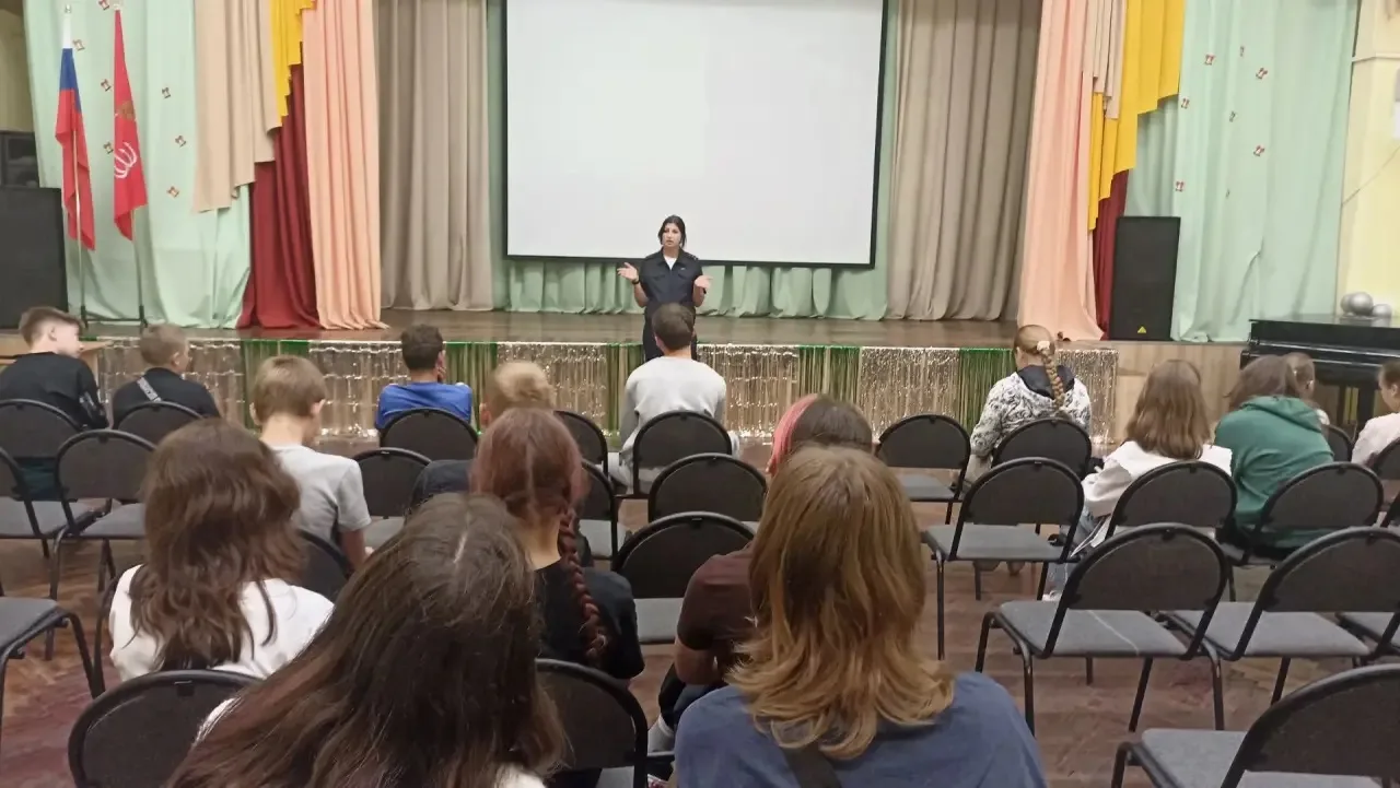 🚸Также сегодня к нашим ребятам приходила инспектор Госавтоинспекции — она провела увлекательную бес