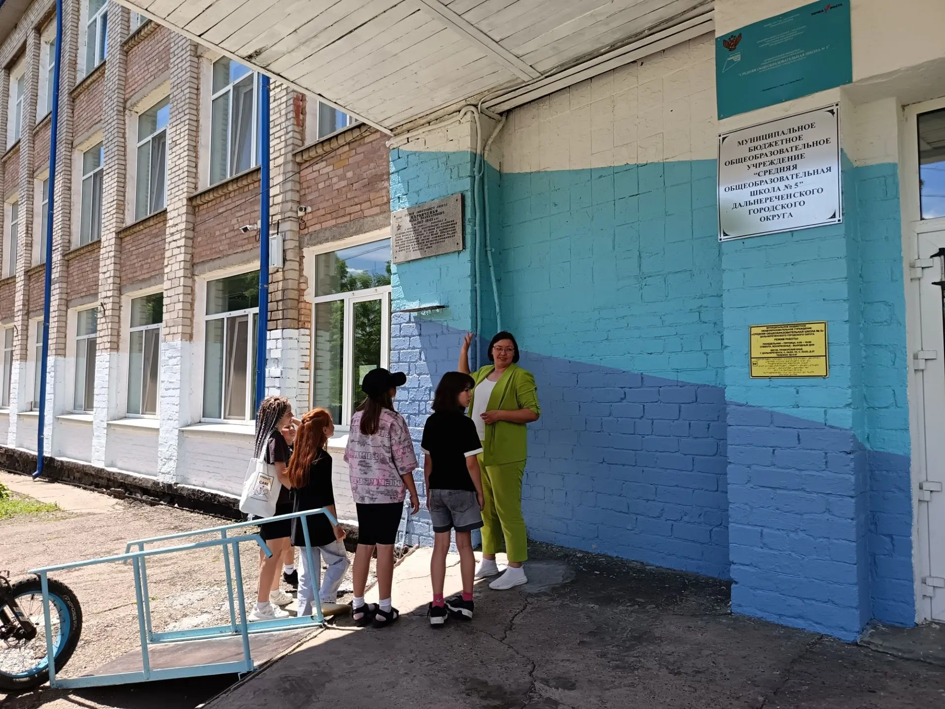 Достопримечательности нашего города.Памятная доска в школе села Лазо.