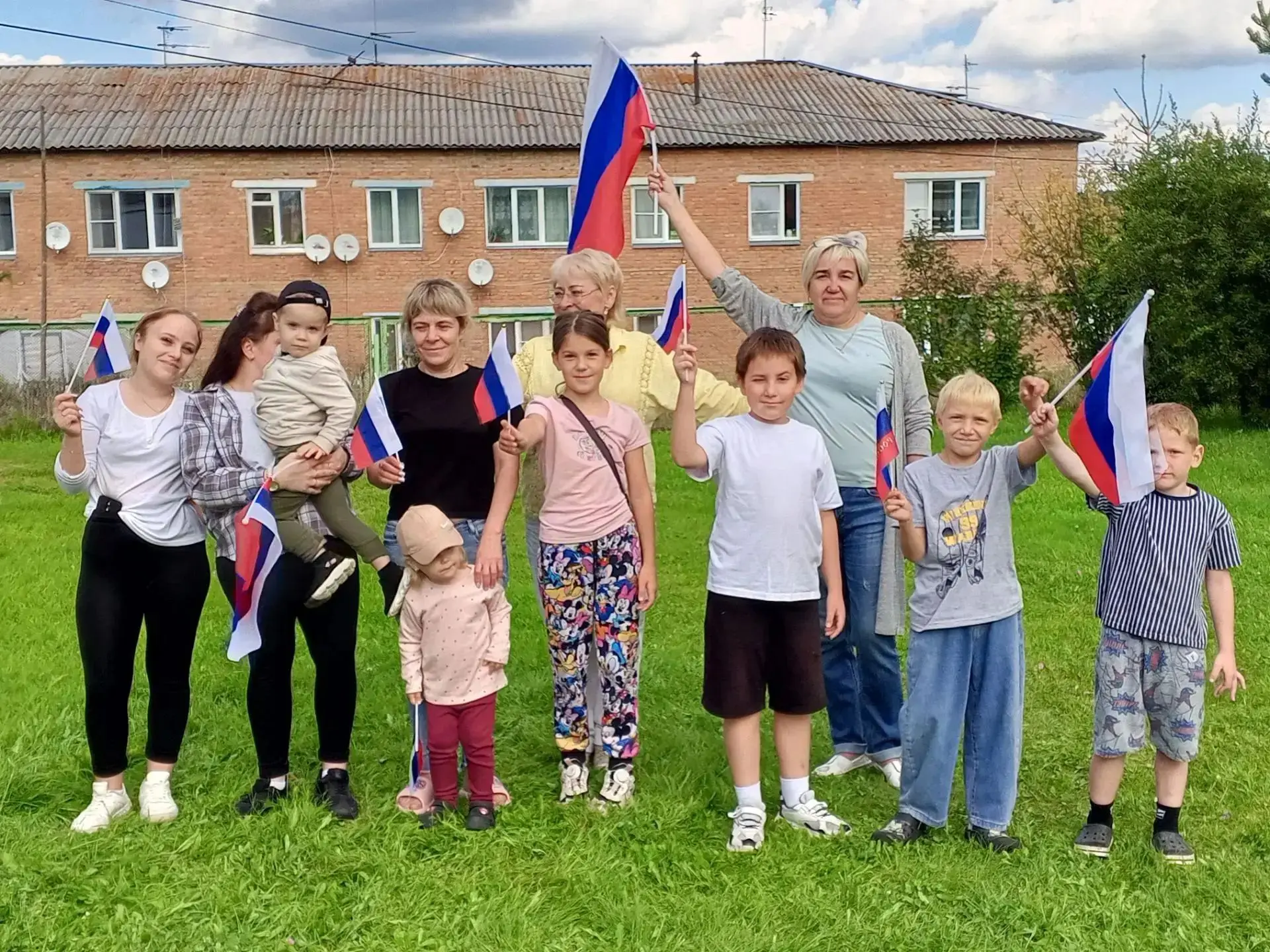 В преддверии Дня флага России,к нам в школу приехали наши друзья, сотрудники ДК села Ар...