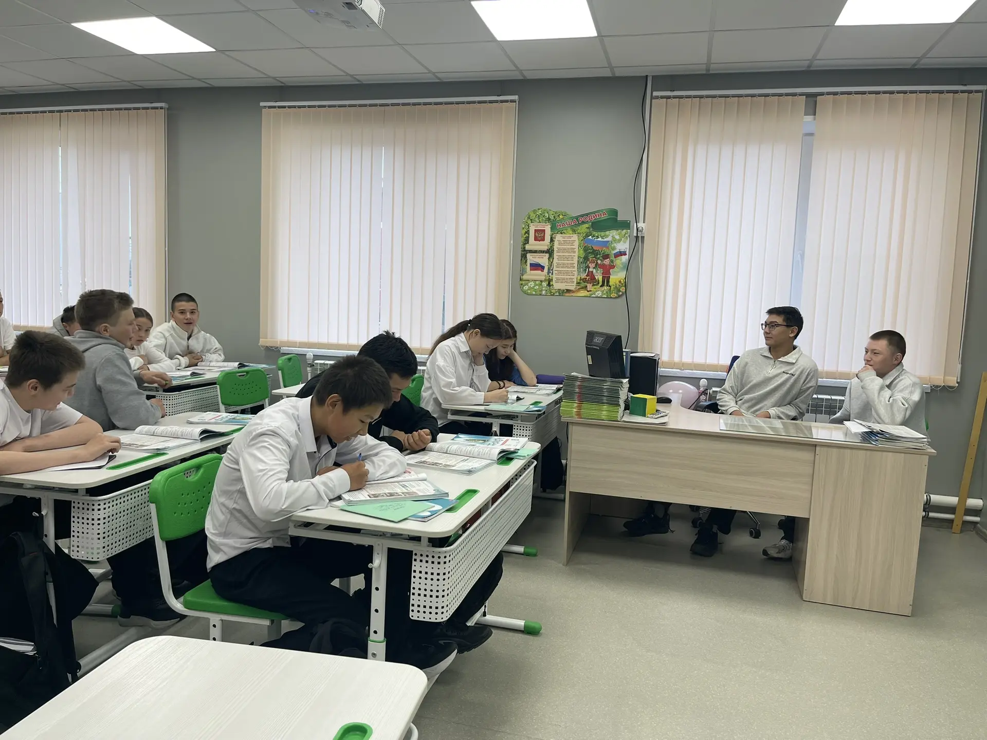🎓🖥️ Битва поколений: День самоуправления и экранная викторина в нашей школе!