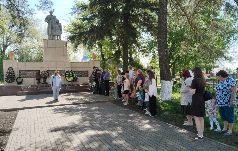 ⚘️ Сегодня глава сельского поселения Александр Юрьевич Головин, директор школы Елена Ал...