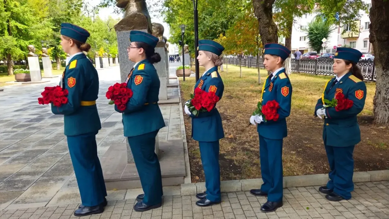 Глава Карачаево-Черкесии Рашид Темрезов возложил цветы к мемориалу «Огонь Вечной Славы»...
