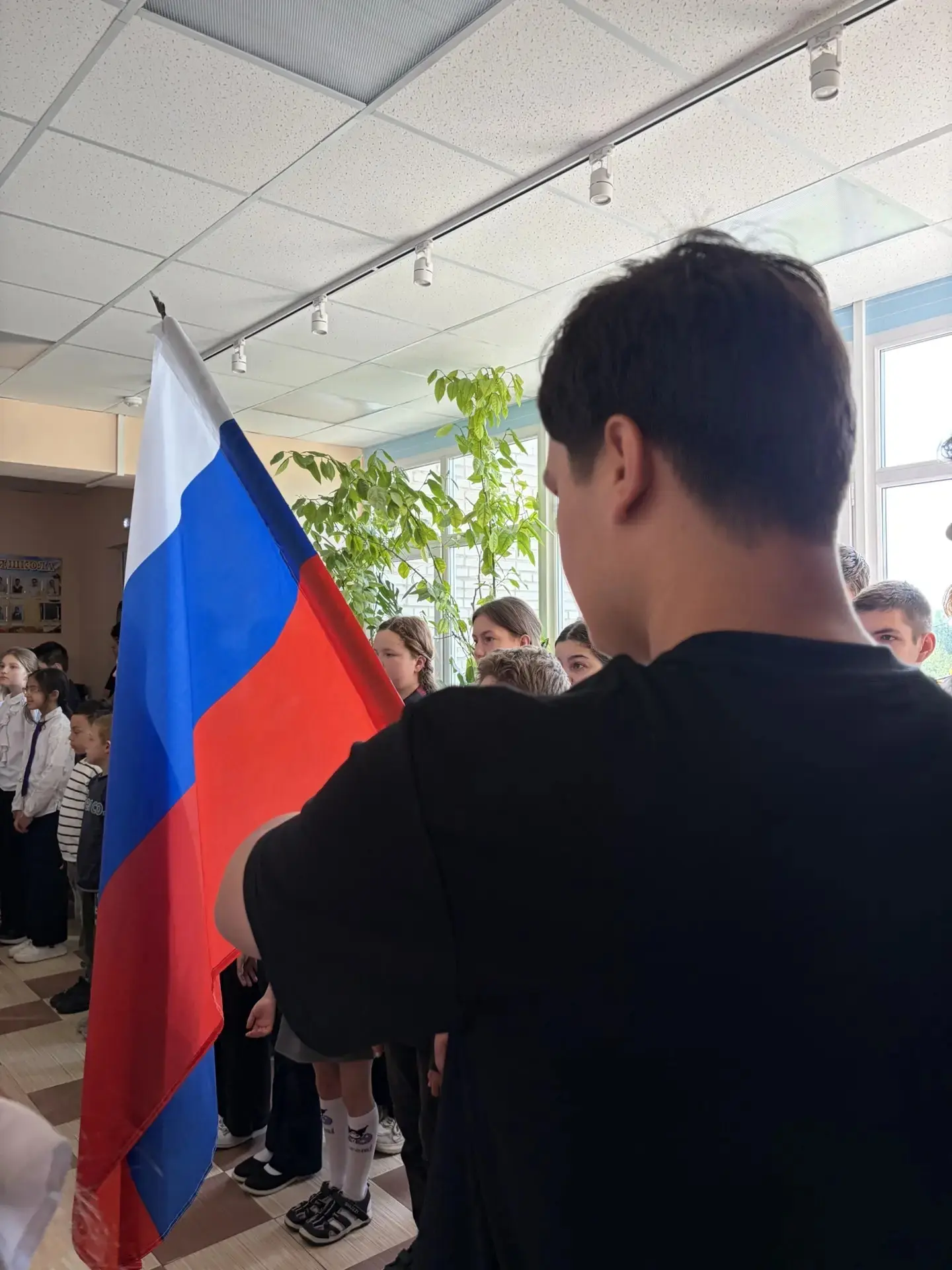 18 мая 2026 года учебный день  в нашей школе началось с выноса флага и исполнения гимна...