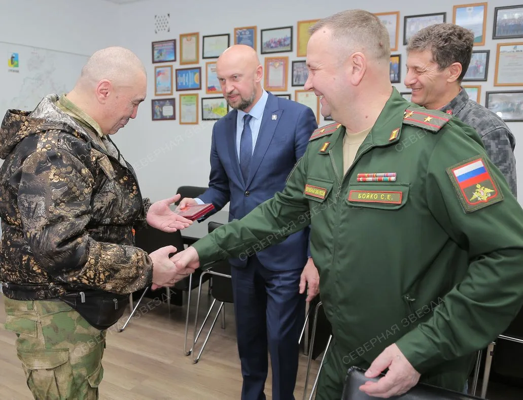 «Я ТОТ ЖЕ, ДУХ НЕ ПОТЕРЯЛ»  Медаль Суворова торжественно вручили в мэрии ветерану боевых действий Ва