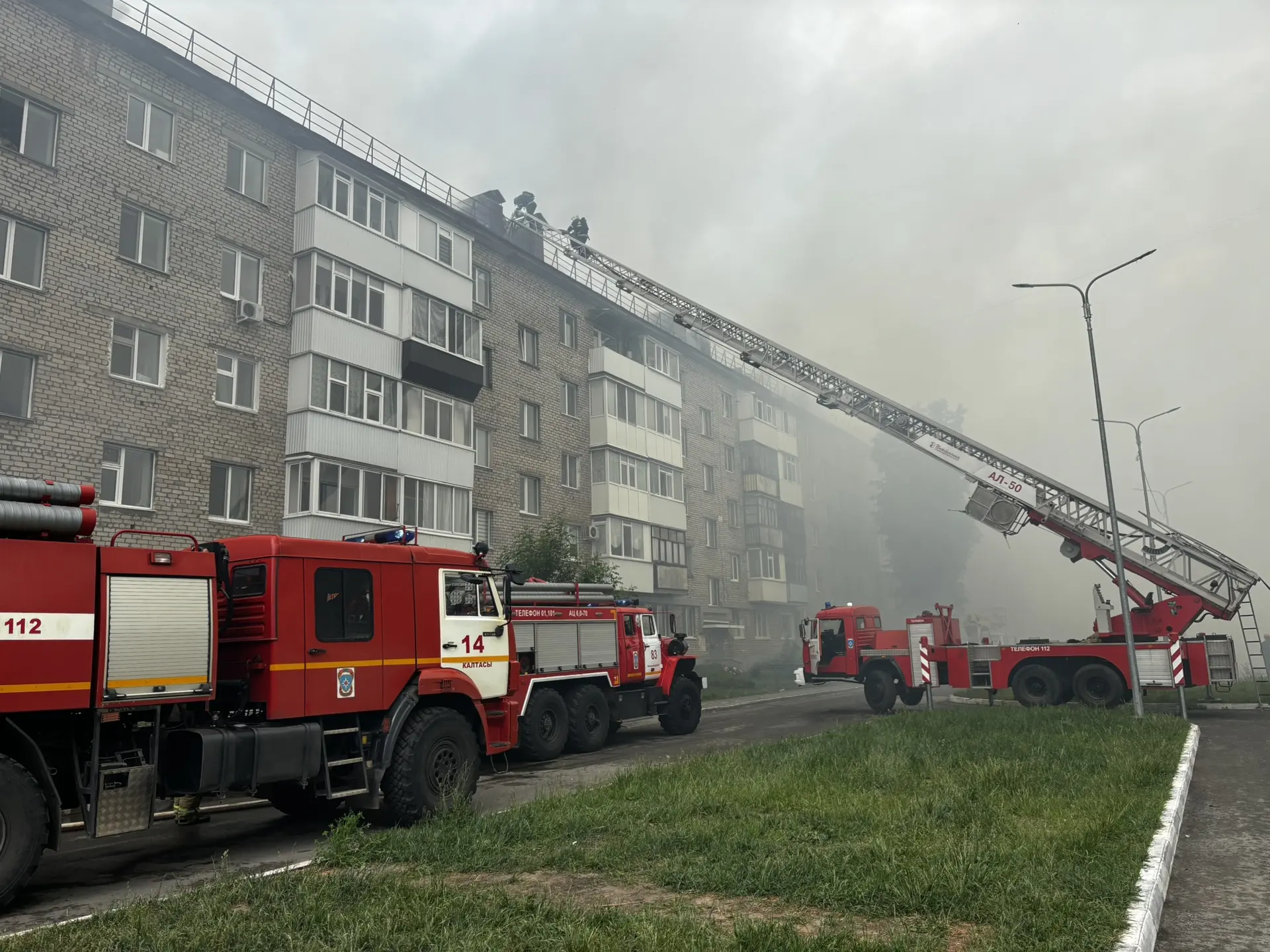 В жилом доме по адресу Кувыкина, 3 произошло возгорание кровли. Все службы уже на месте...