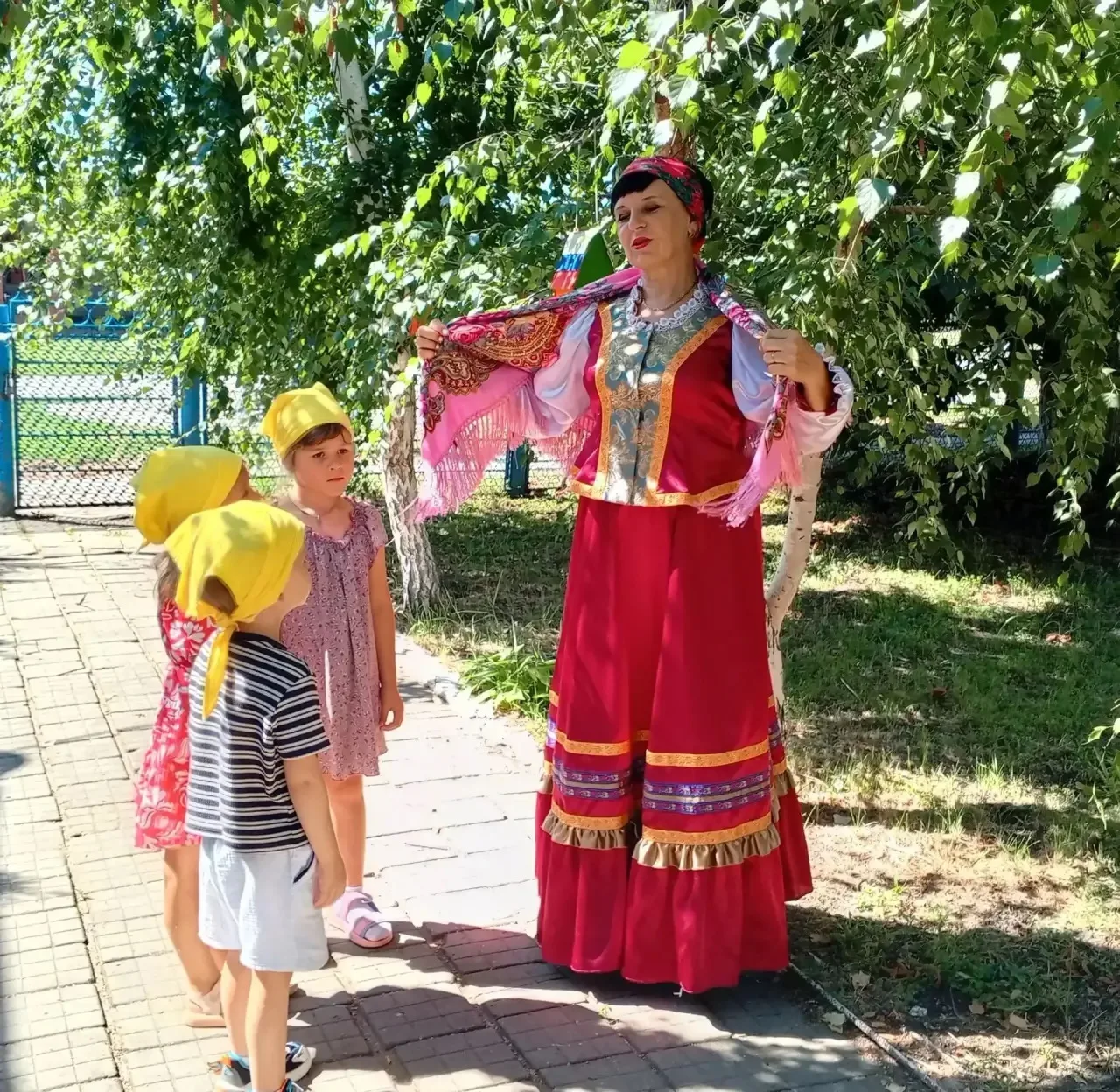ДЕНЬ НАЦИОНАЛЬНОГО КОСТЮМА И НАРОДНЫХ ПРОМЫСЛОВ 
Сегодня в нашем детском саду мы с радостью провели 