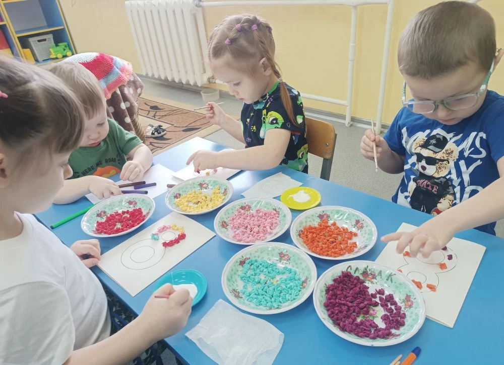 В преддверии Международного женского дня воспитанники группы "Солнышко" активно занимаю...