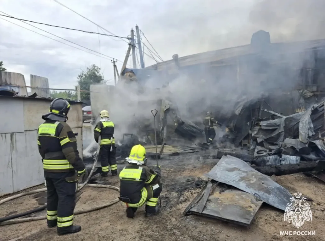 ❗️Пожарные Подмосковья ликвидируют возгорание в автосервисе