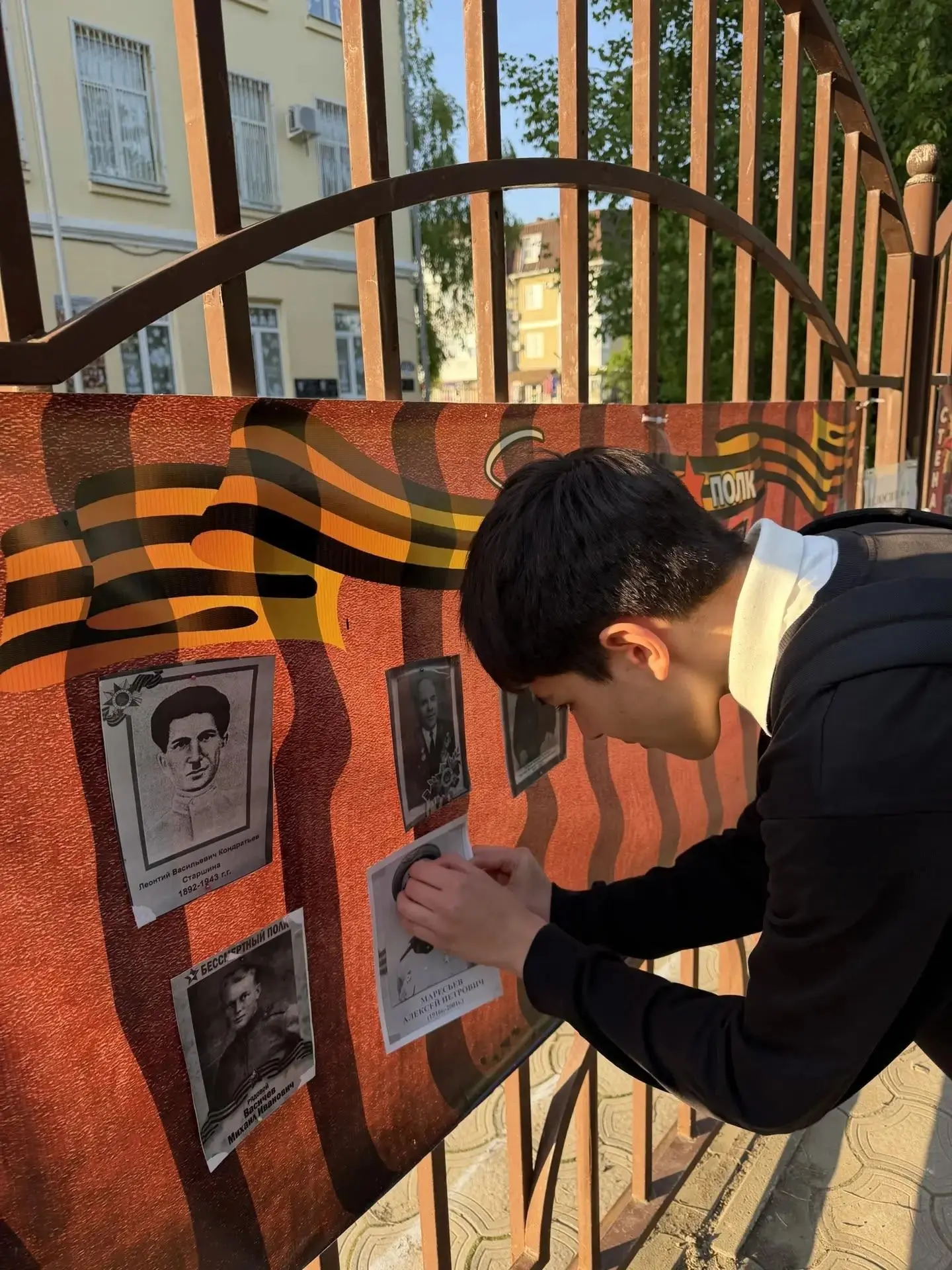 Неделя Победы. Сегодня в школе открыли Стену Памяти, посвящённую участникам Бессмертного полка. Учащ