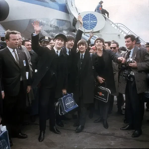 👀The Beatles стильно прибывают в аэропорт имени Джона Кеннеди, Нью-Йорк, 1964 год.