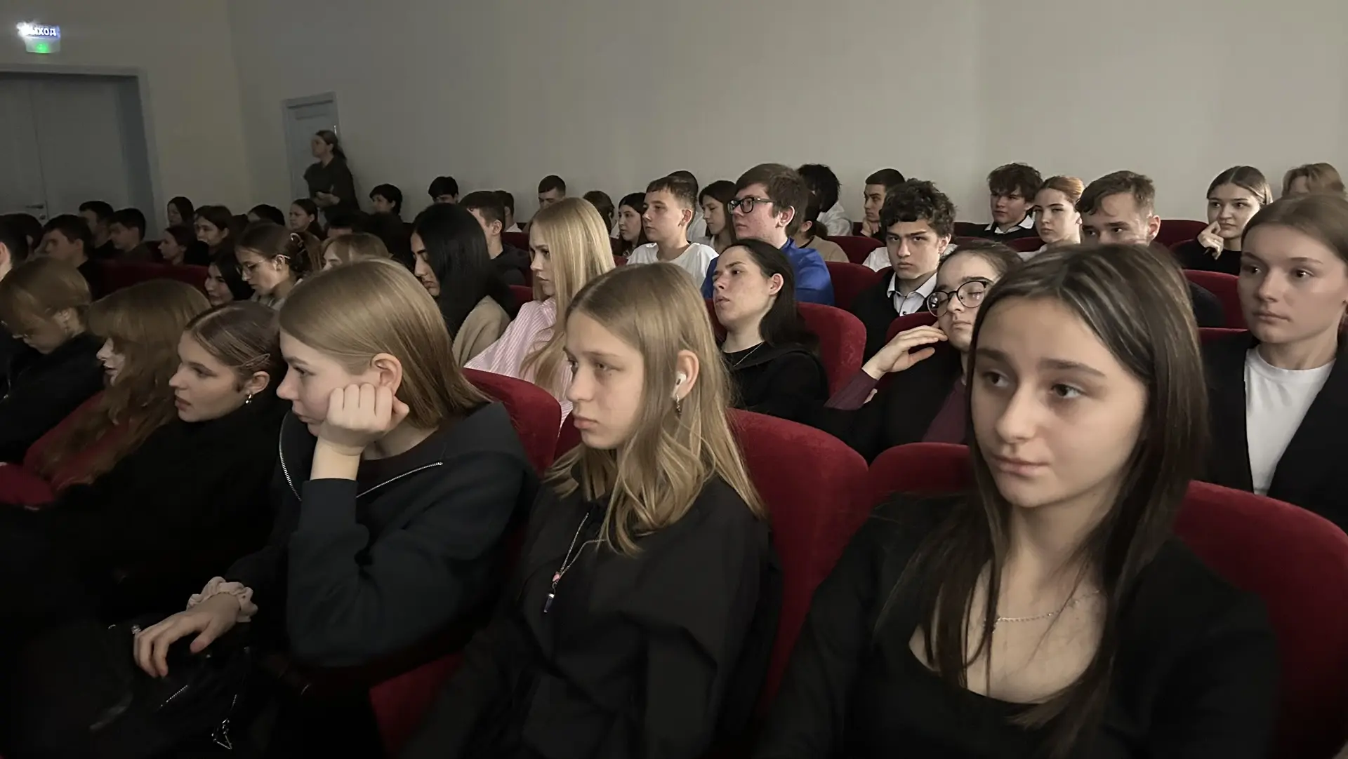 На этой неделе в нашей школе состоялся важный  кинопросмотр.  Советник директора по воспитанию орган
