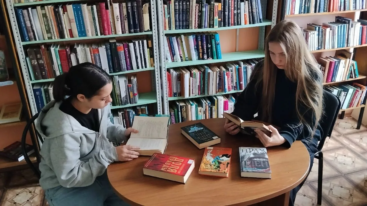В рамках мероприятия под названием «В летний день читать не лень» в нашей библиотеке бы...