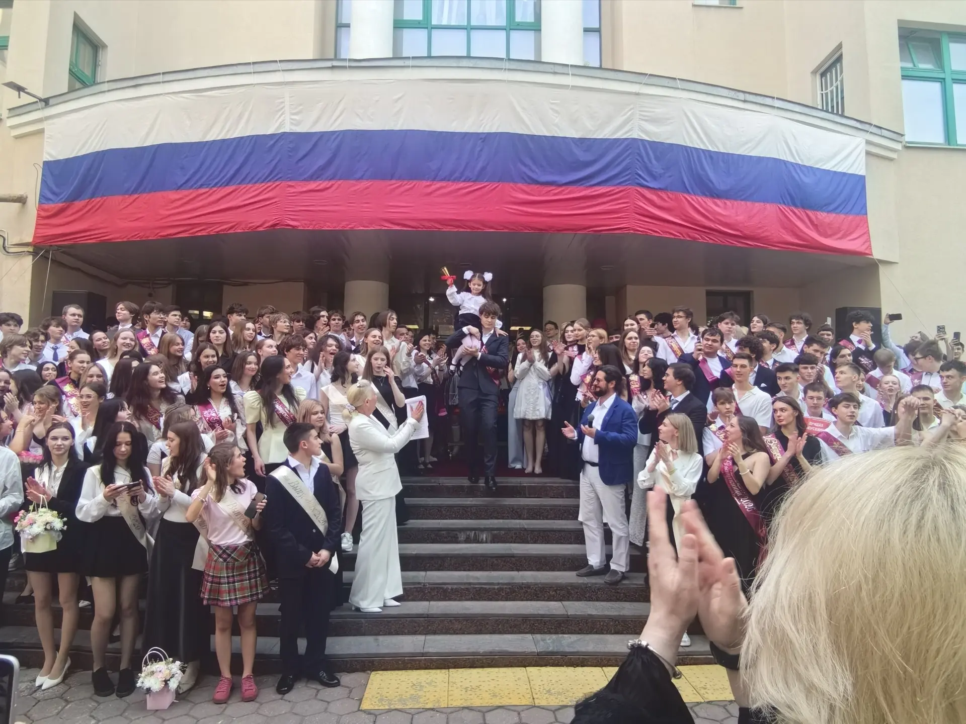 🎓 Для 186 выпускников нашей школы вчера прозвенел последний звонок.  💫 Традиционная встреча родителе