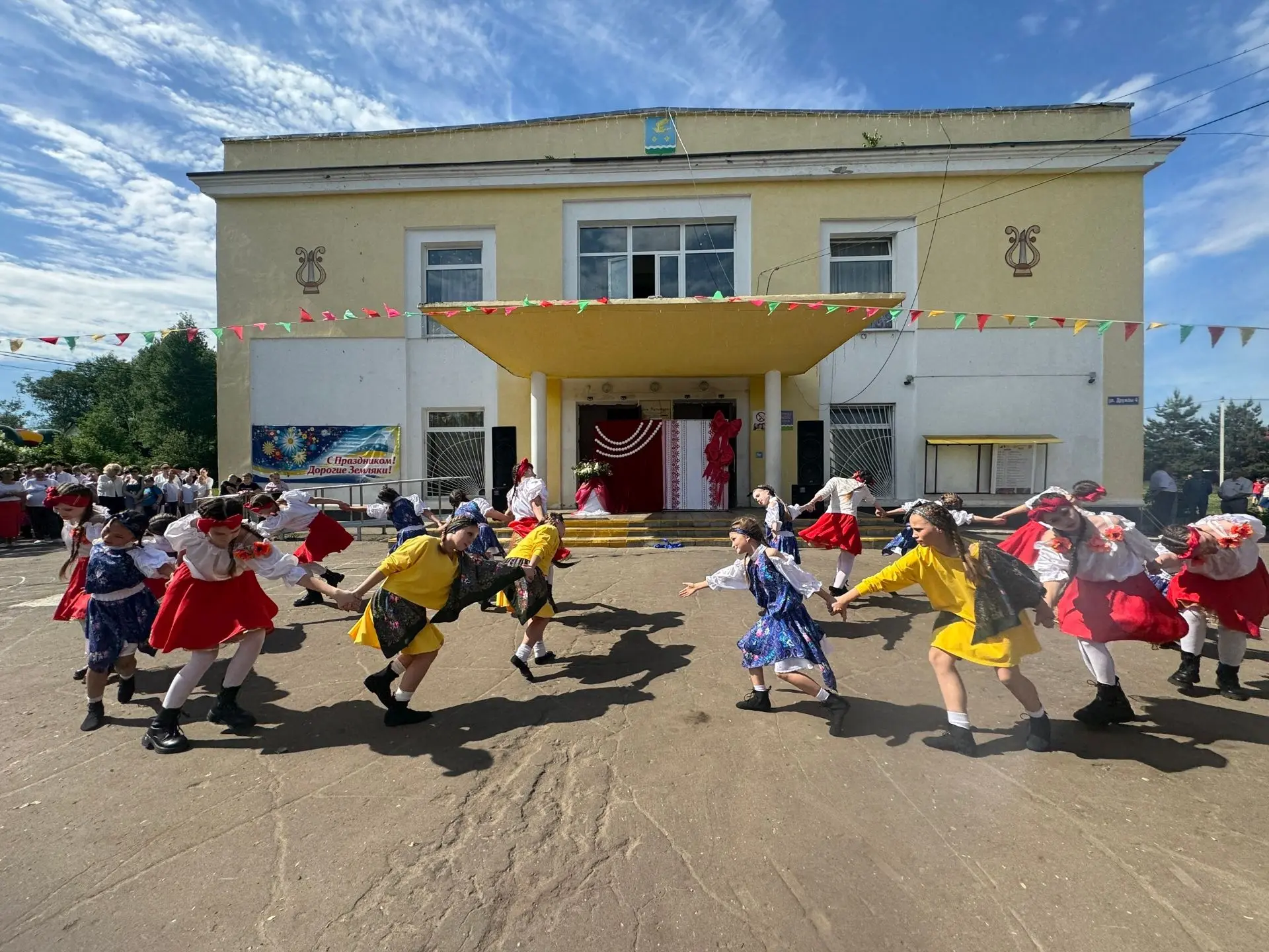 🎉 Праздник для всей семьи: как в Ситне-Щелканово отметили День села  В субботу, 23 мая, на площади у