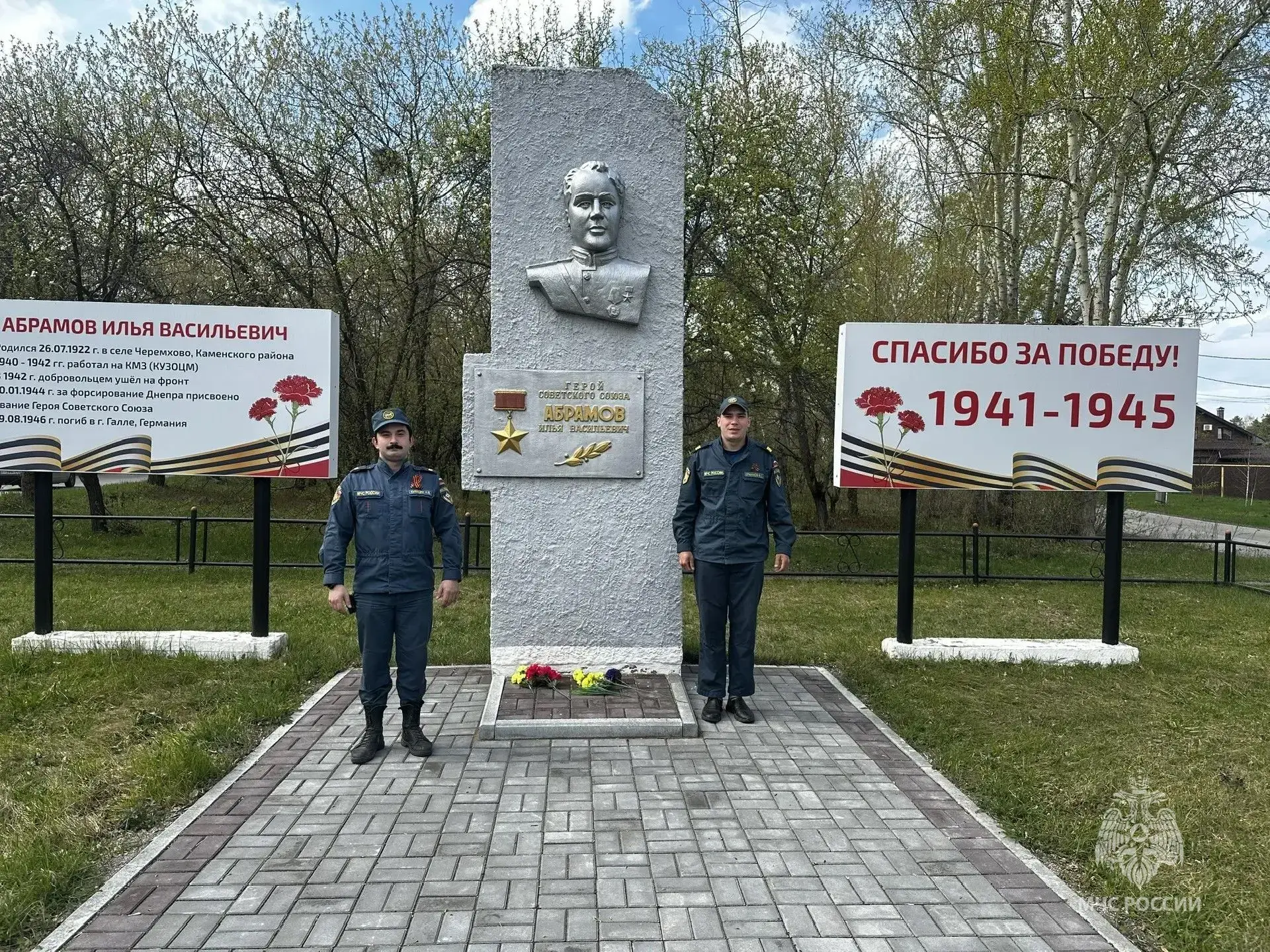 Активисты молодёжного совета проводят работу ко Дню Победы: от субботника у памятника до экскурсии в