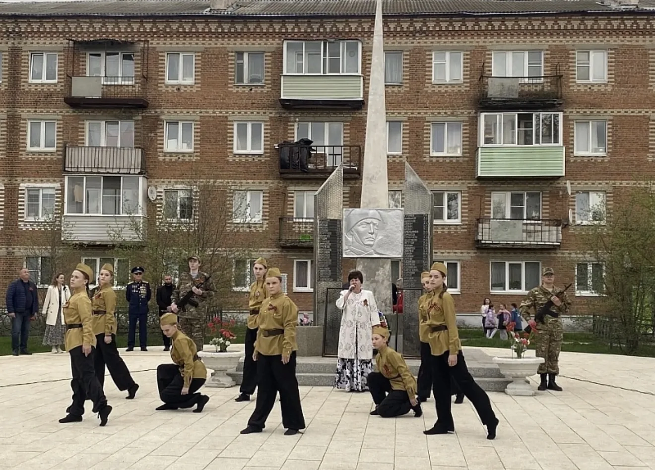 🌟 8 мая сотрудники Дома культуры «Красный горняк» МУ «ВКМЦК и Т «Истоки» провели в посёлке Фосфоритн
