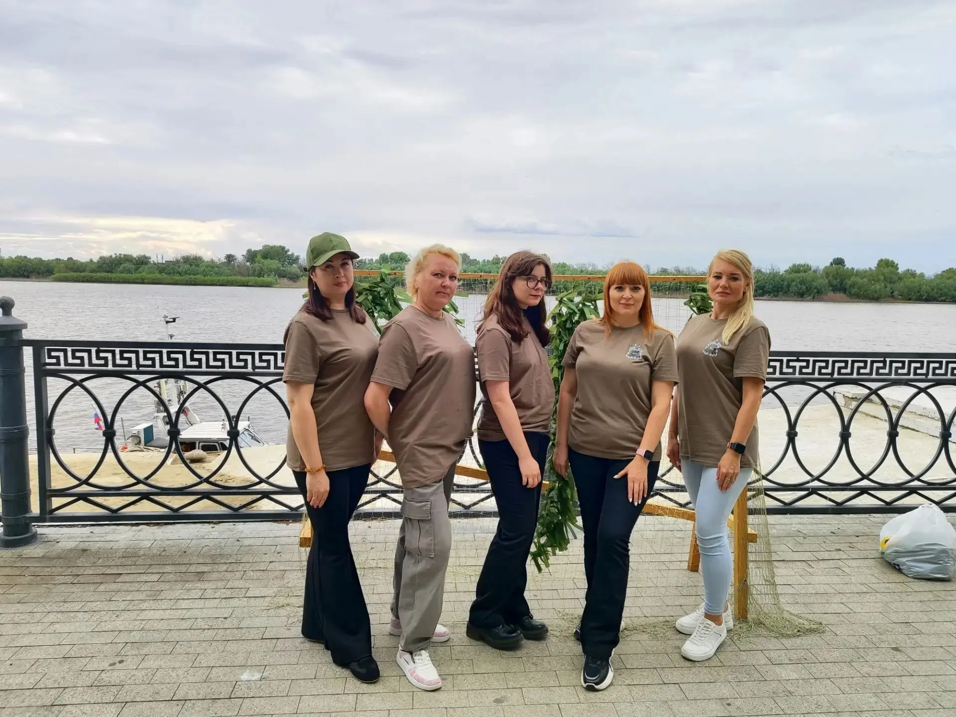 Активистки Астраханского казачьего общества провели акцию поддержки военнослужащих