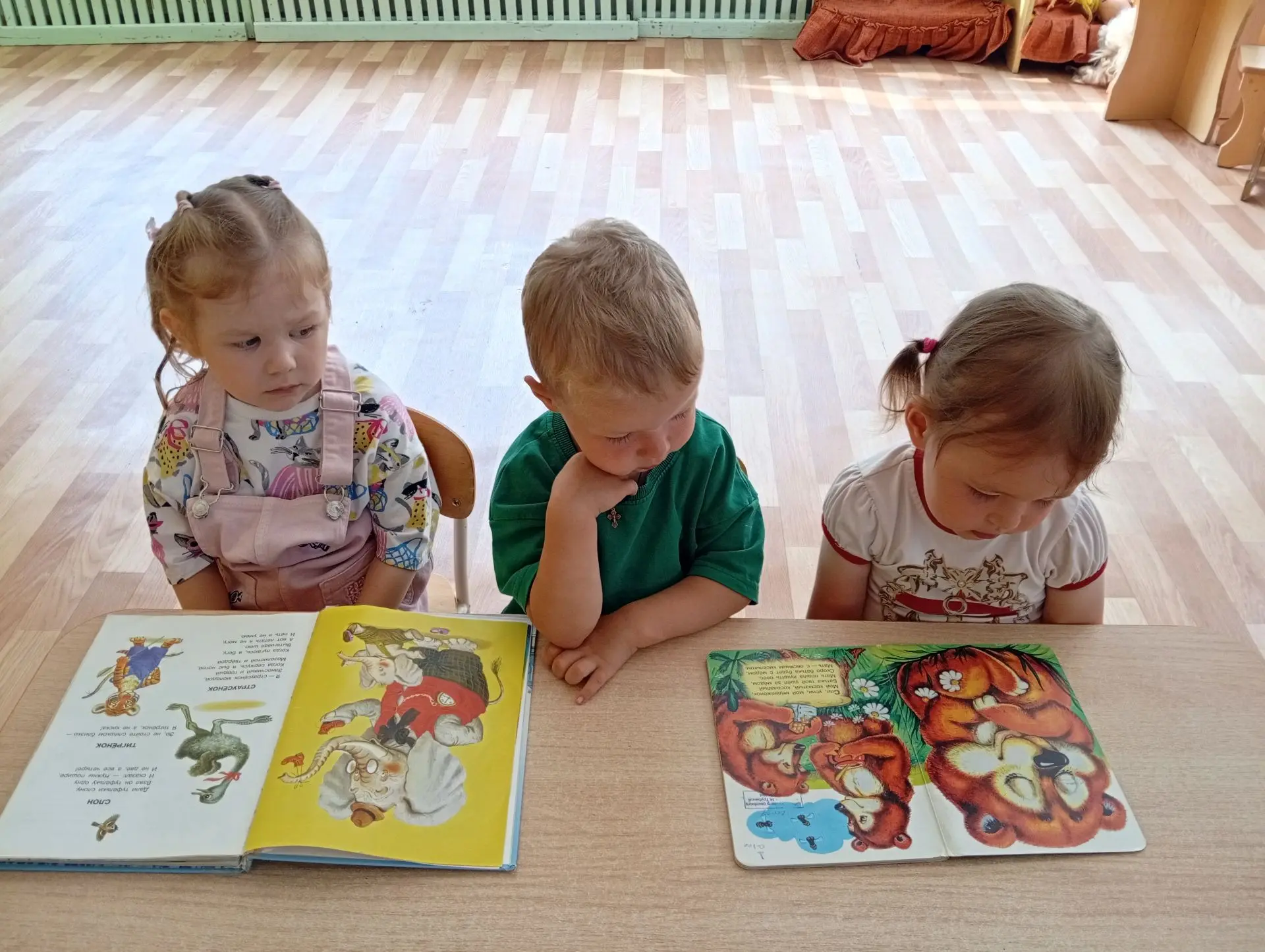 В группе "Смышленыши" прошла увлекательная беседа: ребята узнали, что книги бывают разные — сказки, 