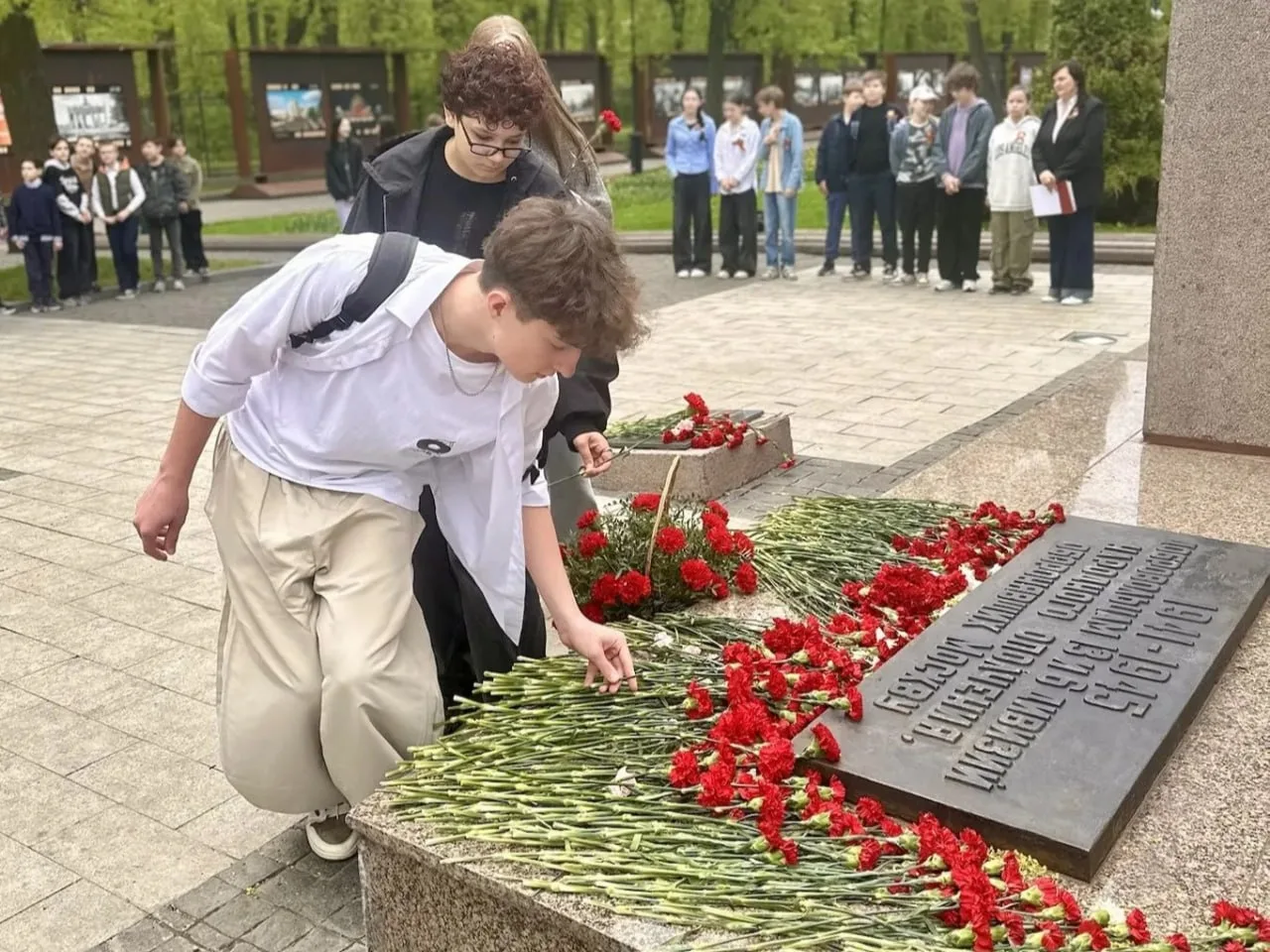 Память сильнее времени 🌟  🔥 Сегодня наши ученики приняли участие в торжественной линейке, приуроченн