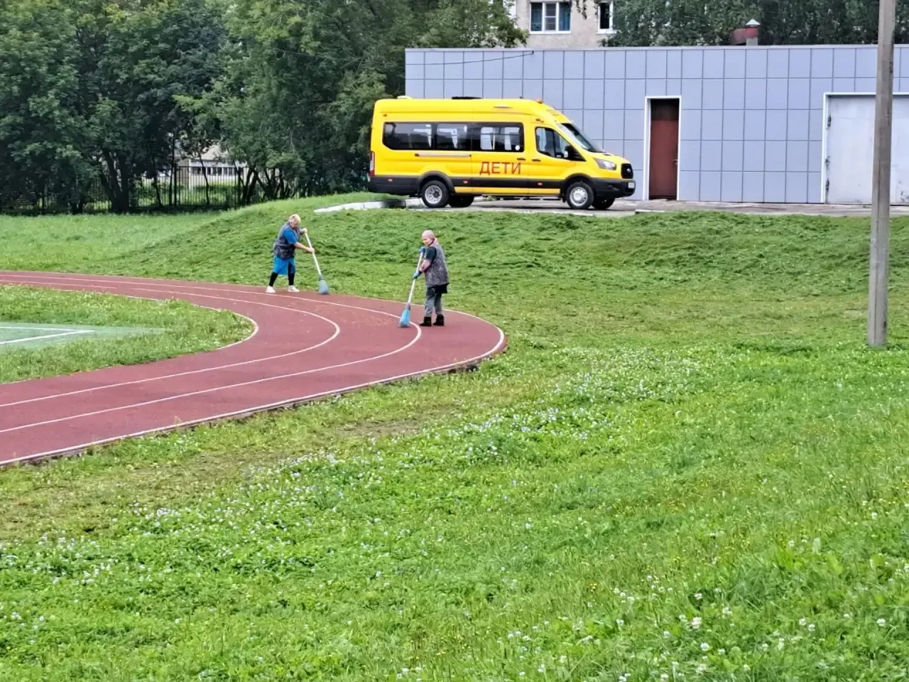 В МБОУ „СОШ № 50“ продолжаются работы по благоустройству пришкольной территории. В рамк...