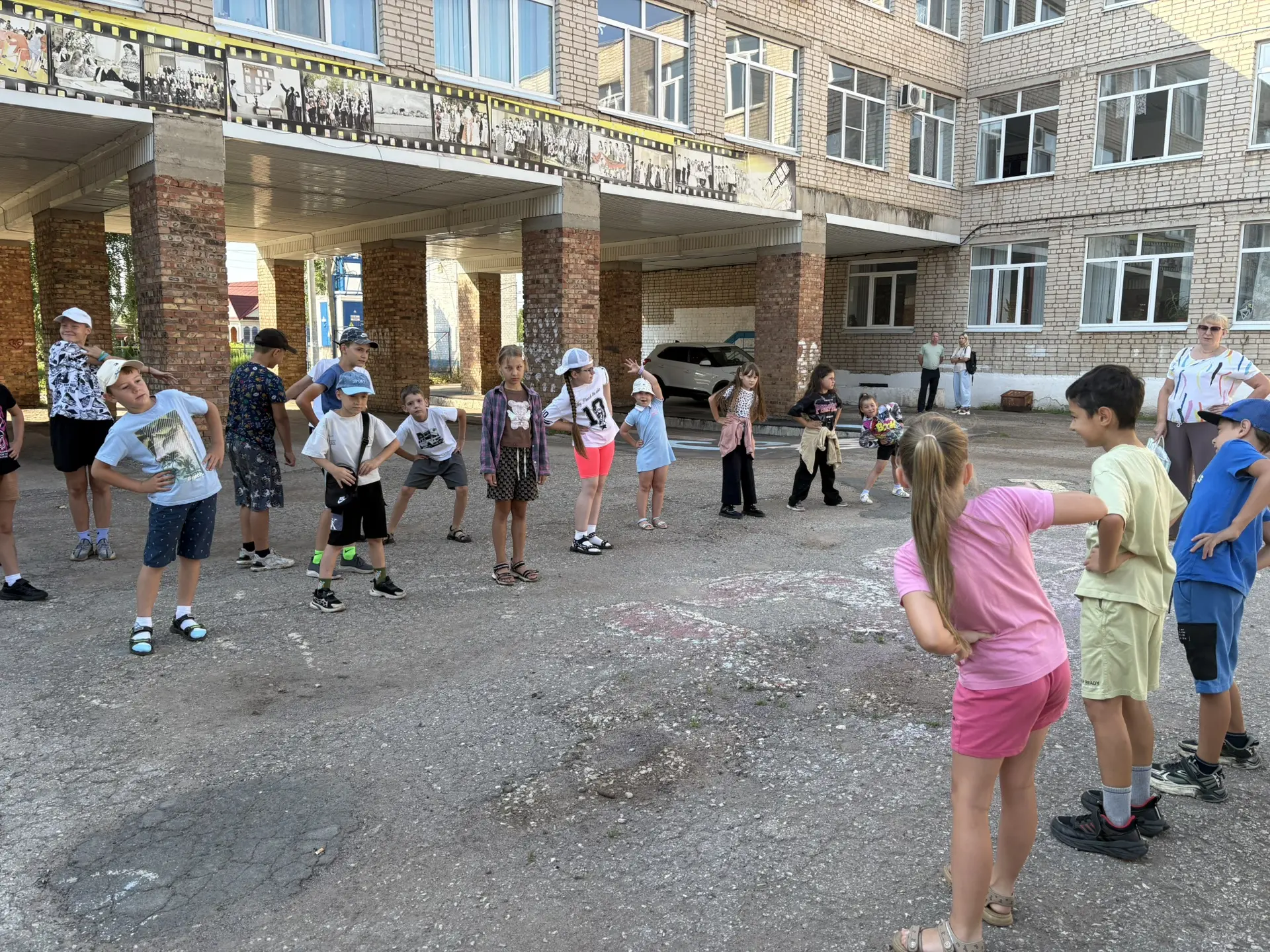 В пришкольном лагере «Улыбка» продолжается яркая смена. Сегодняшний день по традиции начался со спор