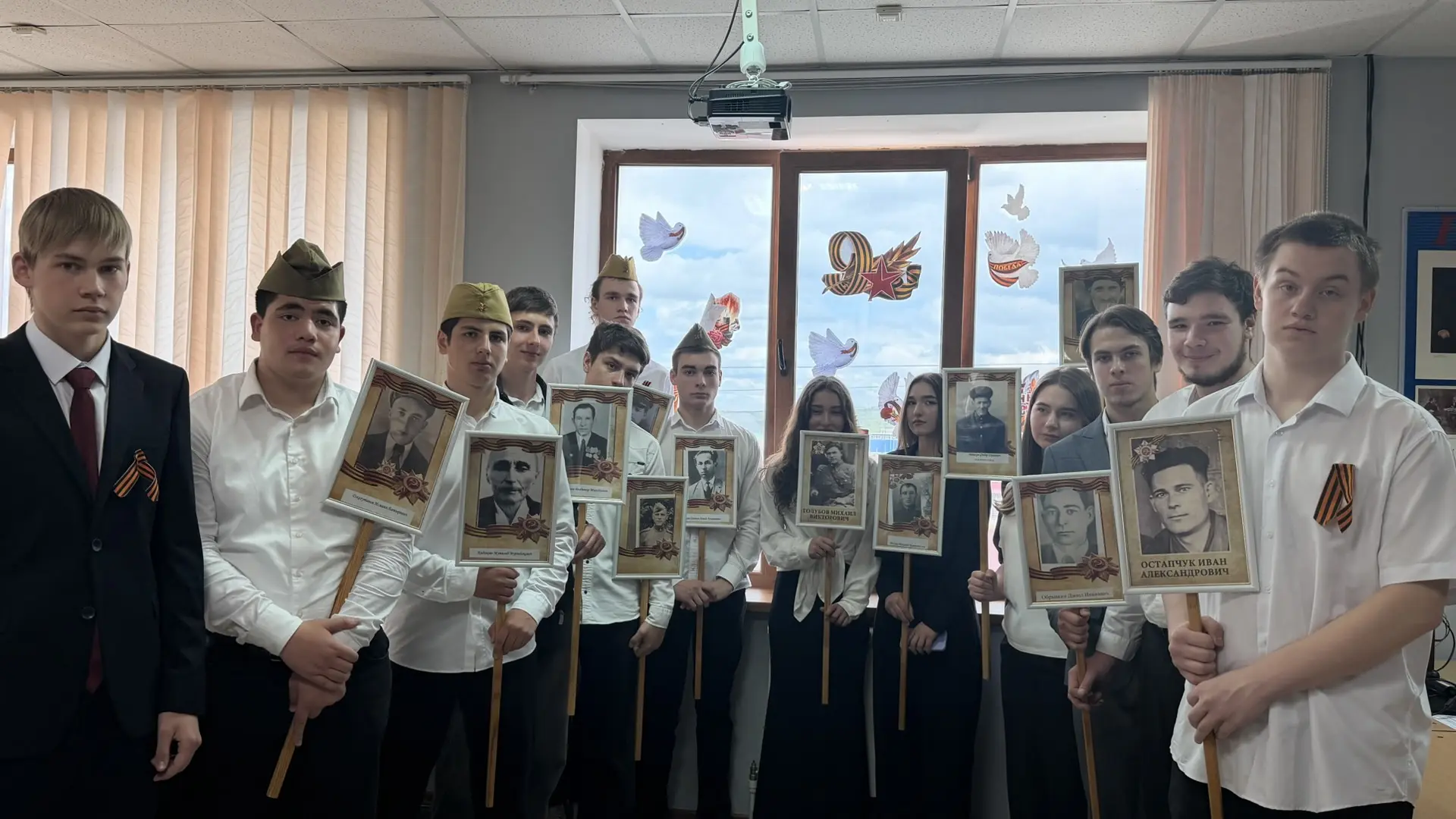 🎓Студенты КЧФЮК присоединились к патриотической акции «Окна Победы»