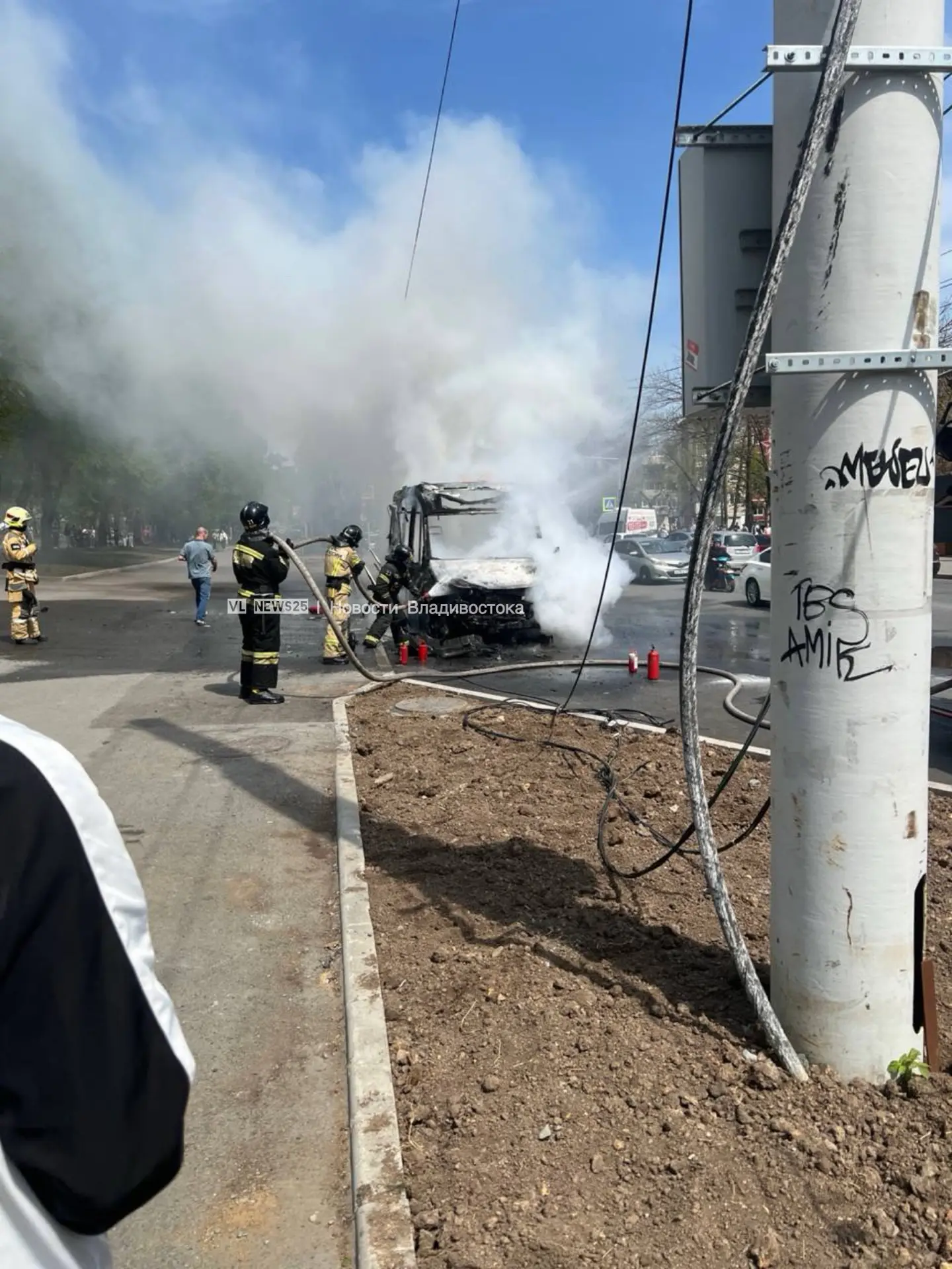 🔥Во Владивостоке на Русской дотла сгорела пассажирская маршрутка  Пожар случился прямо во время поез