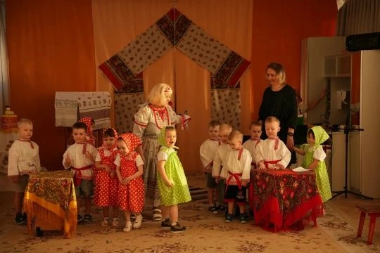 В этом году масленичная неделя в группе "Антошка" завершилась праздником под названием "КАК НА МАСЛЯ