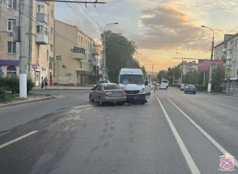 😱ДТП на Ополченской: столкновение легковушки и маршрутки, двое пострадавших