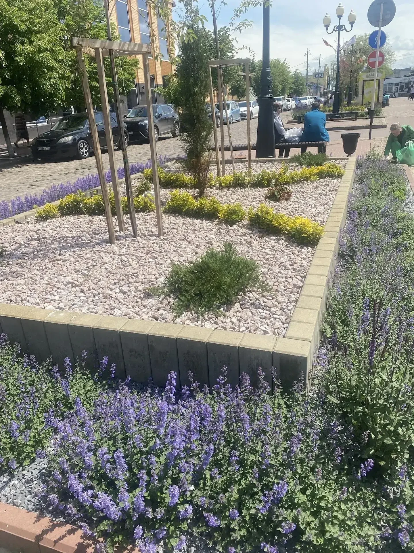 ⚡️Клумбы в центре Ейска привели в порядок  Сегодня сотрудники городской администрации, структурных и
