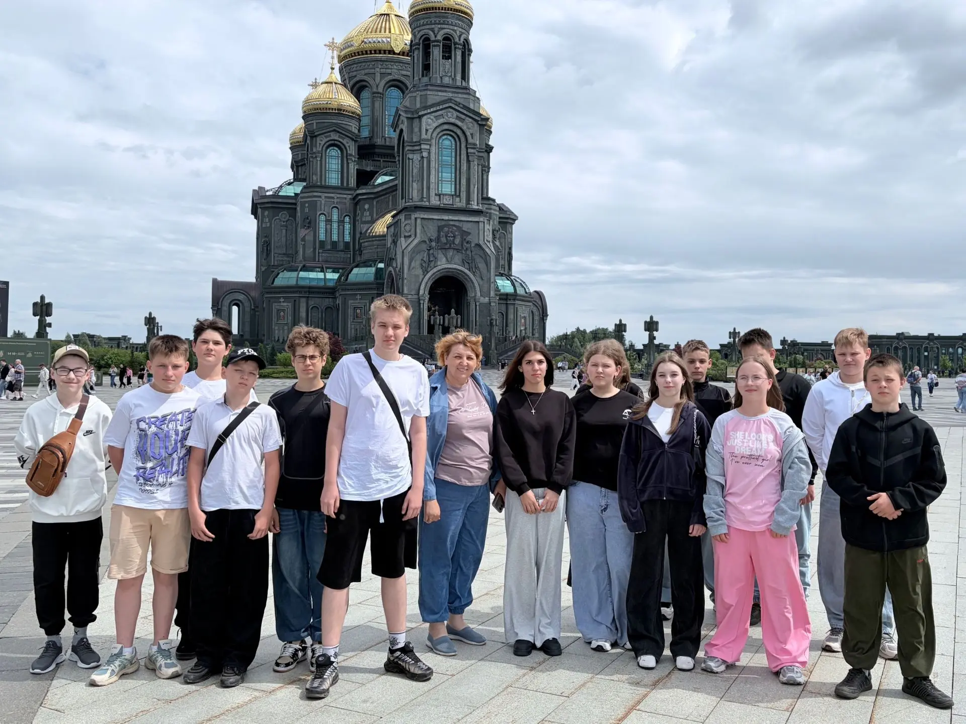 🇷🇺 Учащиеся 9 «Б» и 8 «А» классов вместе с замечательным руководителем Подстовнягиной Валентиной Н