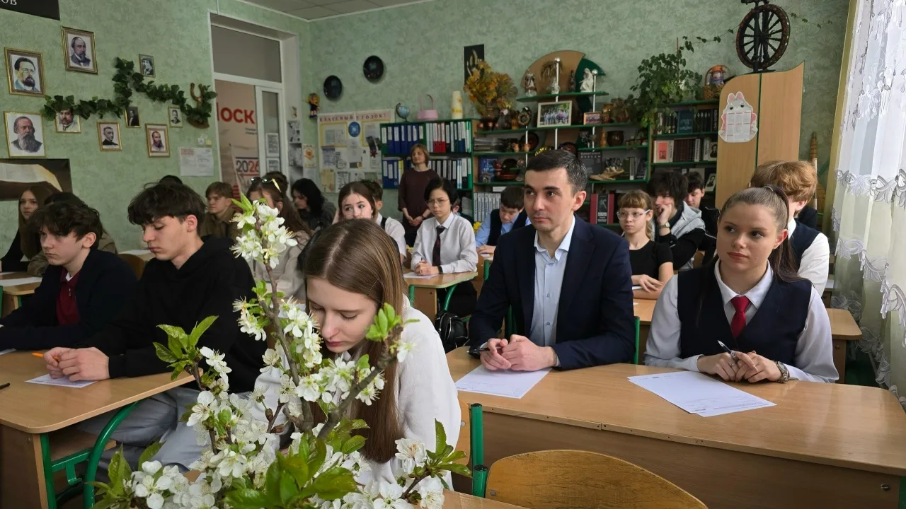 📚 Знания в действии: в общеобразовательных организациях Макеевки проведён Тотальный диктант  ✍Сегодн