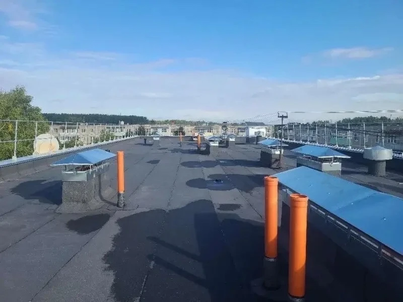 ✅ В посёлке Фосфоритный завершили капитальный ремонт кровли дома на улице Воинской Славы