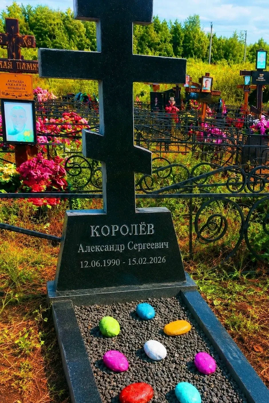 Маленькая девочка полгода носила на могилу отца раскрашенные камни, но в один день исче...