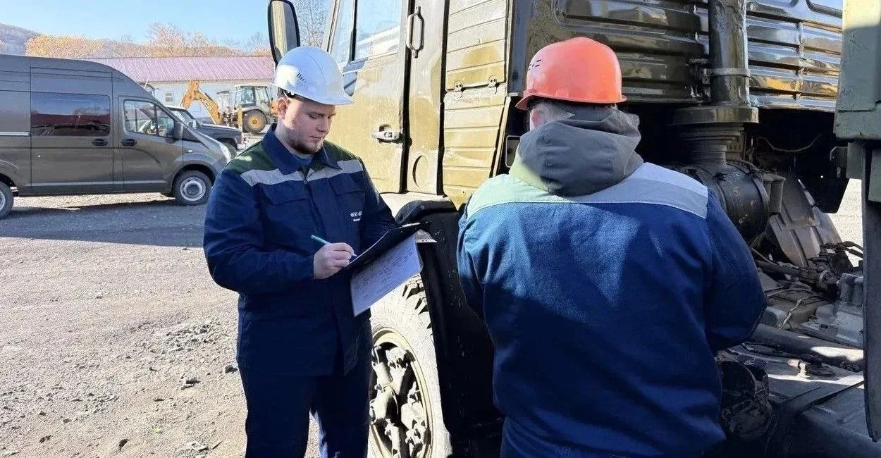 Военные коммунальщики на Камчатке готовят технику к зиме