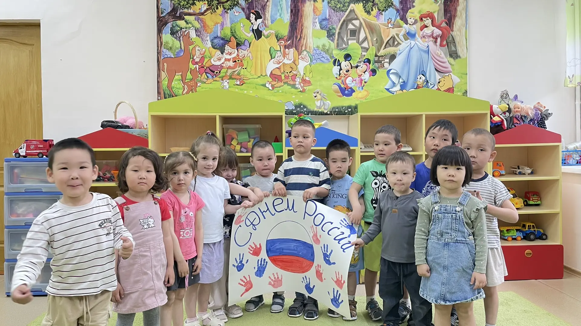С днём России!🇷🇺🌳 
В преддверии Дня России во второй младшей группе «Теремок» прошло познавательн