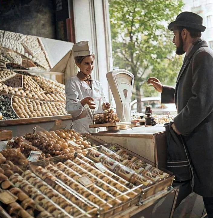 В магазине «Овощи и фрукты» на улице Горького, 1965