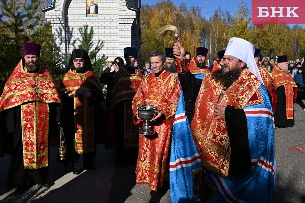 В Сыктывкаре открыли памятники Николаю II и Луке Крымскому. Они установлены на территор...