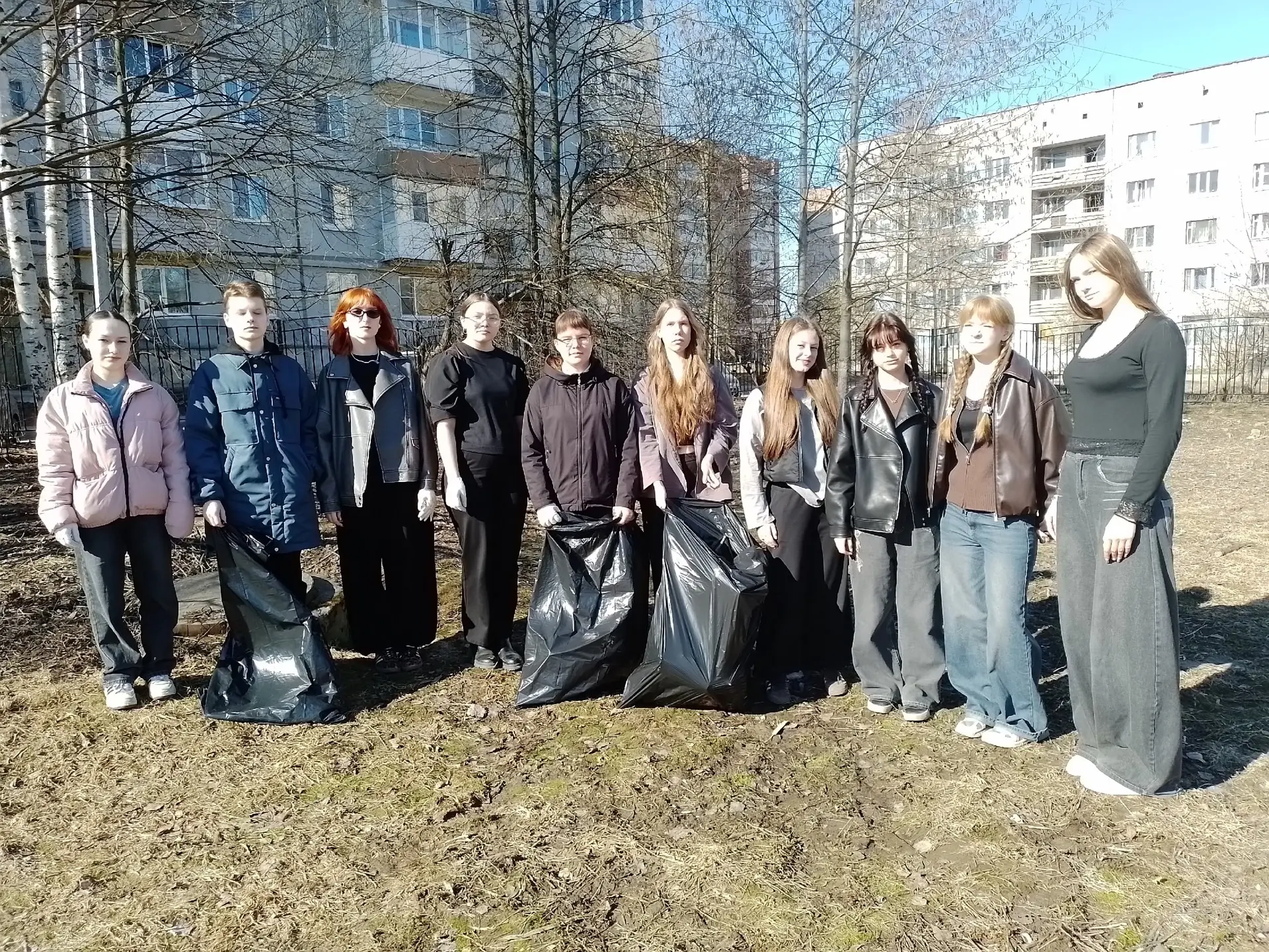 ШКОЛЬНЫЕ СУББОТНИКИ  — в самом разгаре 🧹  Уборка превращается в настоящее командное приключение с об