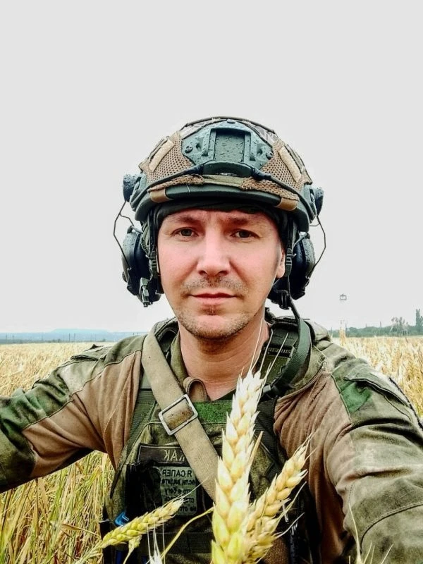 Еду в общественном транспорте, смотрю по сторонам. Парень напротив читает книгу в жёлто...